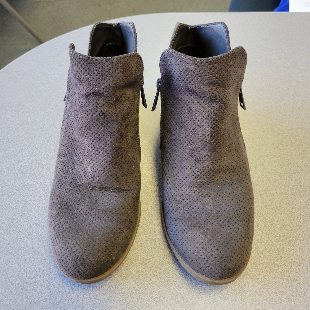 Universal Thread Booties - size 7